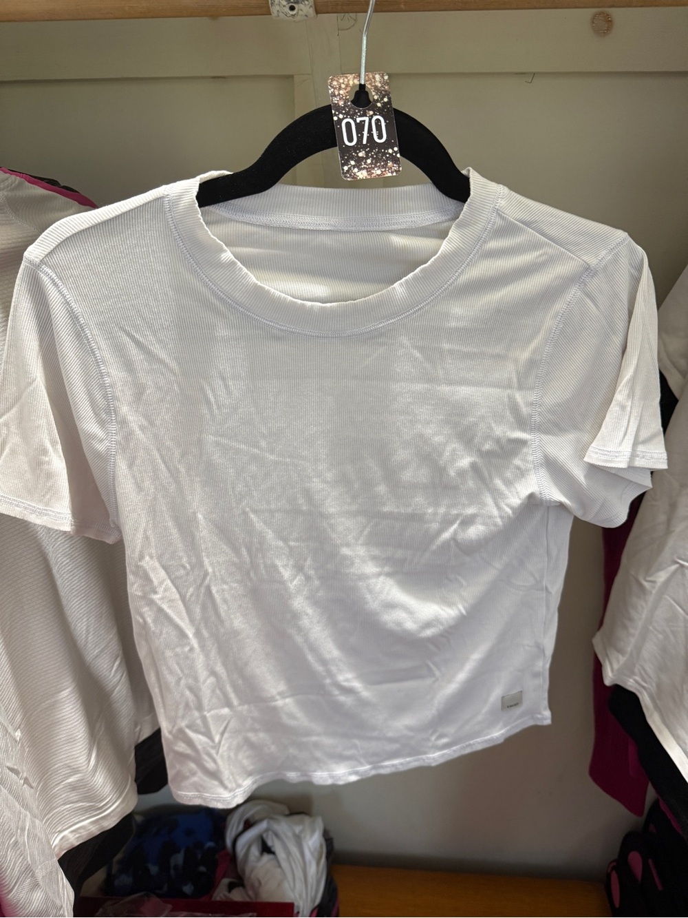 070 Vuori Pose fitted White Short Sleeve Crewneck Tee
